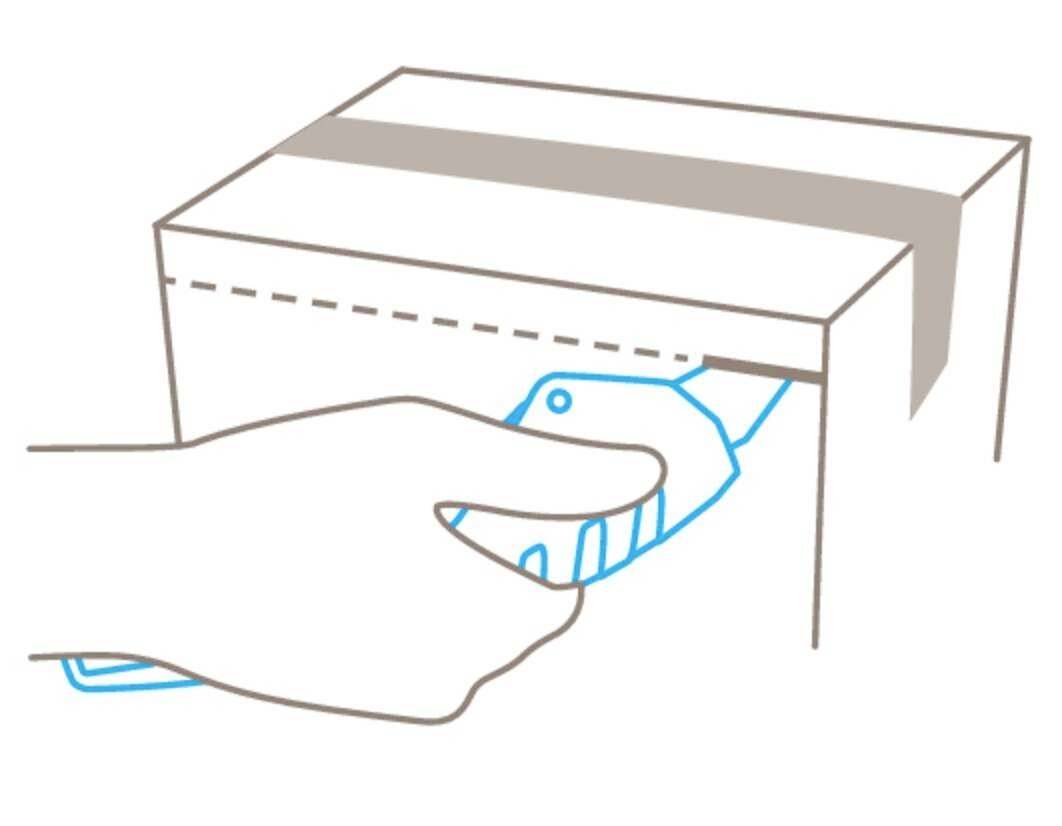 Eine Hand verwendet ein Cuttermesser, um einen Karton entlang der oberen Kante zu öffnen. Der Karton zeigt eine gestrichelte Schneidelinie.