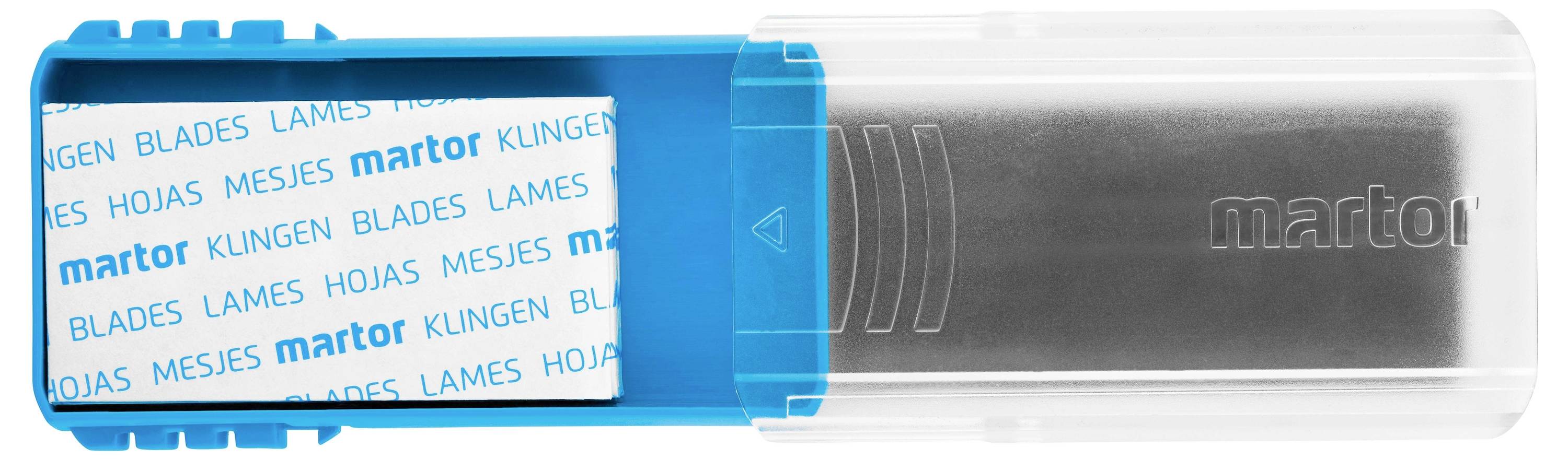 Ein blauer Behälter mit einem Stapel Klingen, erkennbar am 'martor'-Logo. Die transparente Abdeckung zeigt die Klingen im Inneren.