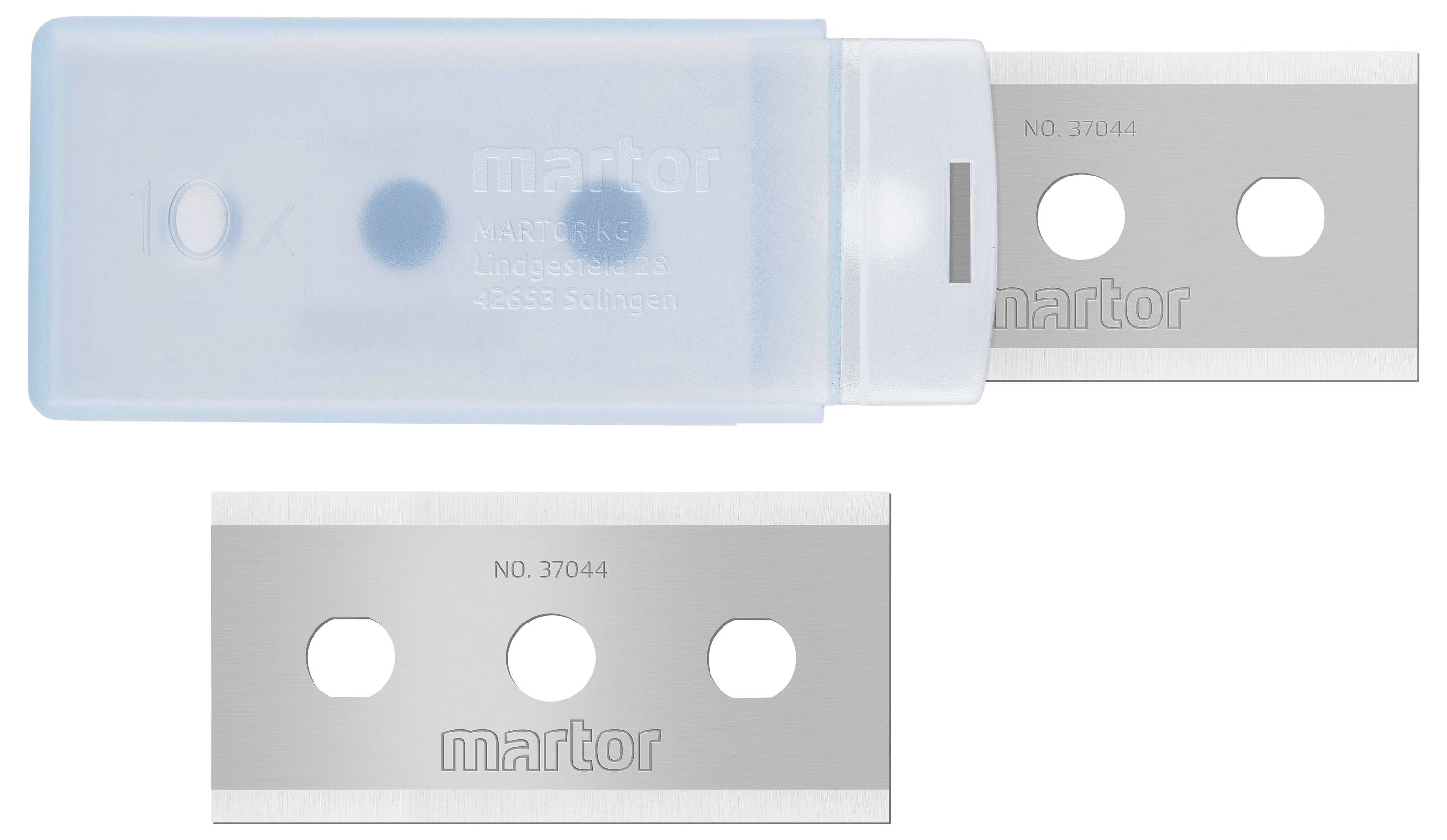 Ein Rasierklingenset mit grauen Klingen und blauer Halterung. Die Klingen haben zwei runde Löcher und sind aus Stahl gefertigt. Markenname 'martor'.