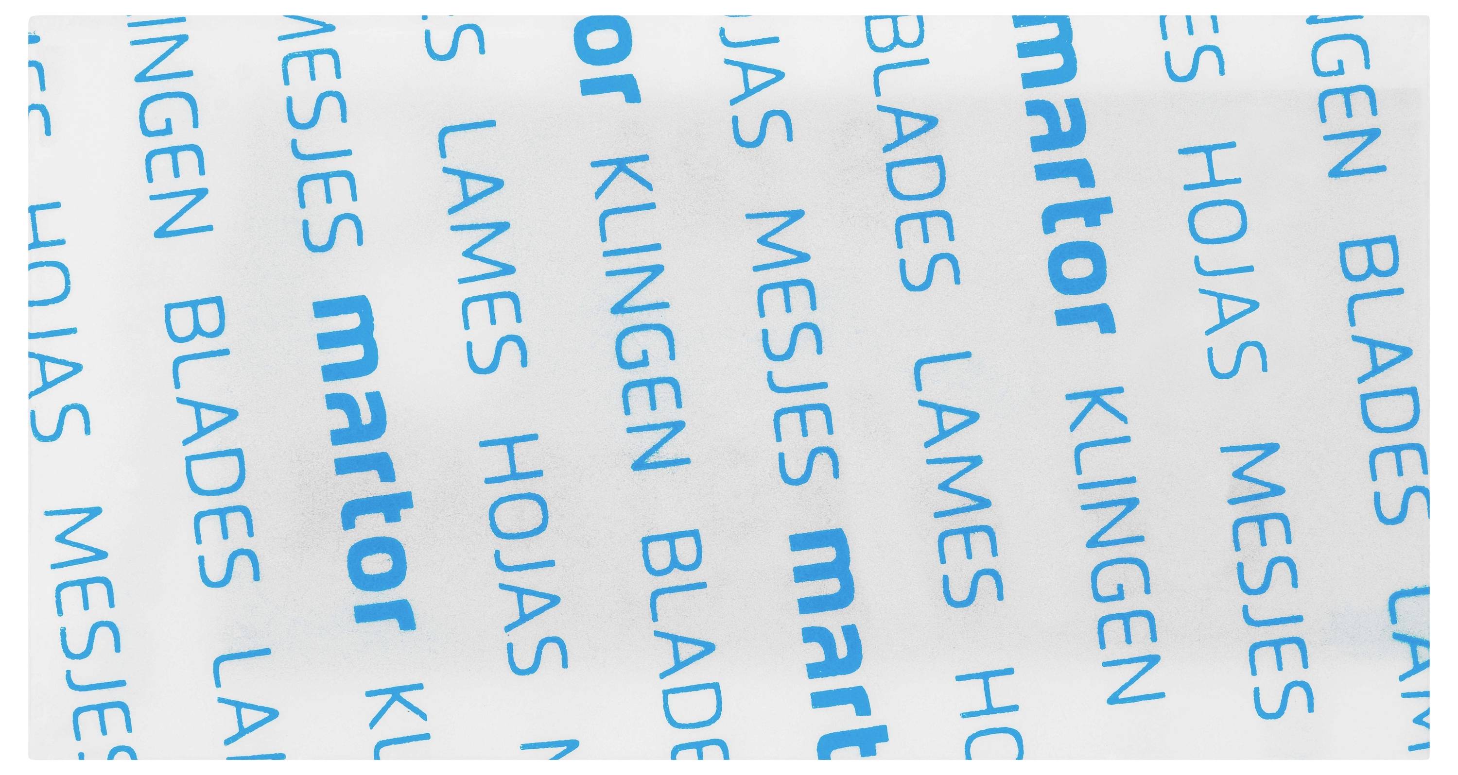 Verpackung mit blauer Aufschrift 'martor'. Weitere Wörter: 'HOJAS', 'BLADES', 'MESJES', 'LAMMES' und 'KLINGEN' auf weißem Hintergrund.