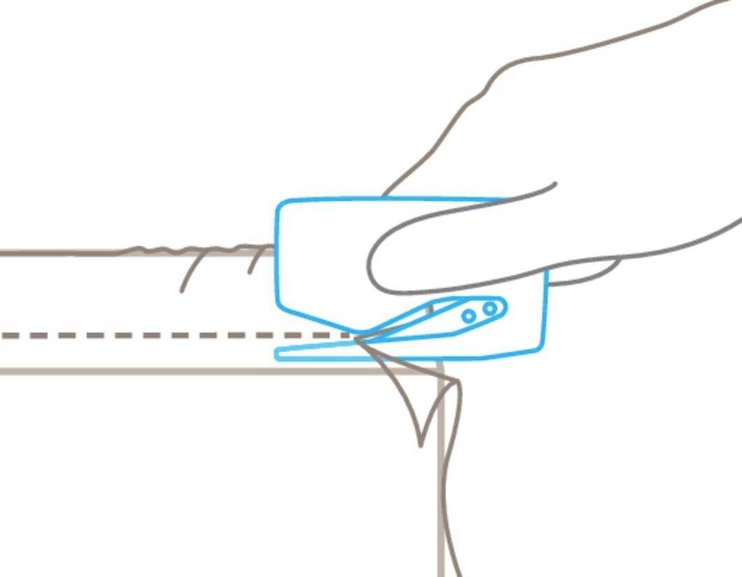 Illustration einer Hand, die mit einem Paketmesser entlang einer gepunkteten Linie einen Karton öffnet.