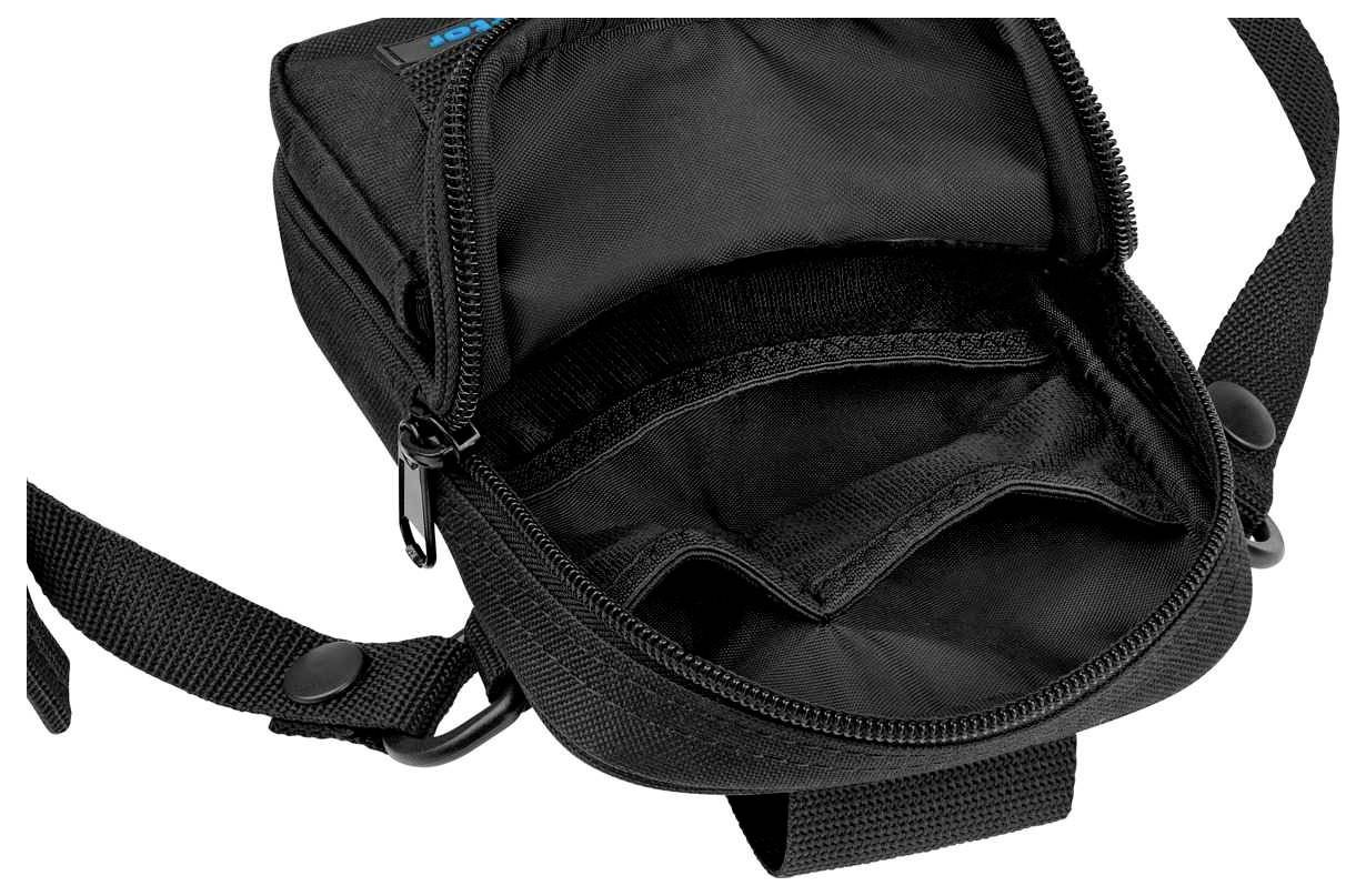 Schwarze Umhängetasche mit geöffneter Klappe, zeigt zwei kleine Innenfächer und einen Trageriemen.