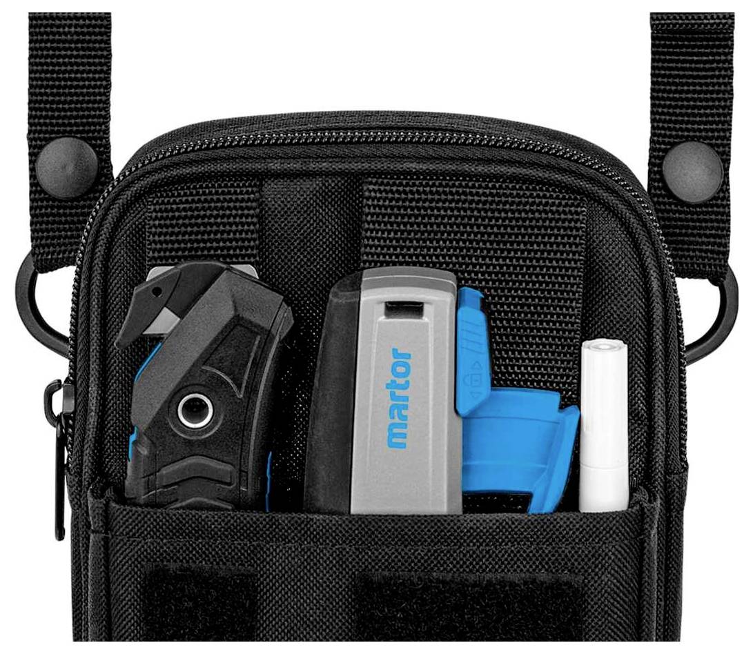 Werkzeugtasche mit drei Werkzeugen: Einem schwarzen Cutter-Messer, einem grauen Gerät mit der Aufschrift 'martor', und einem weißen Stift.