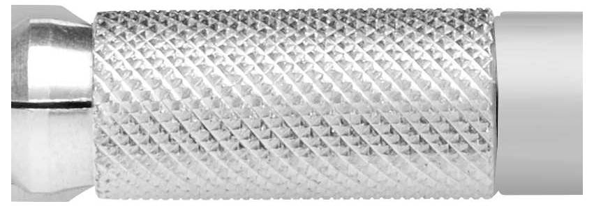 Ein silbernes, zylinderförmiges Metallteil mit geriffelter Oberfläche, das Teil eines technischen Geräts oder Werkzeugs sein könnte.