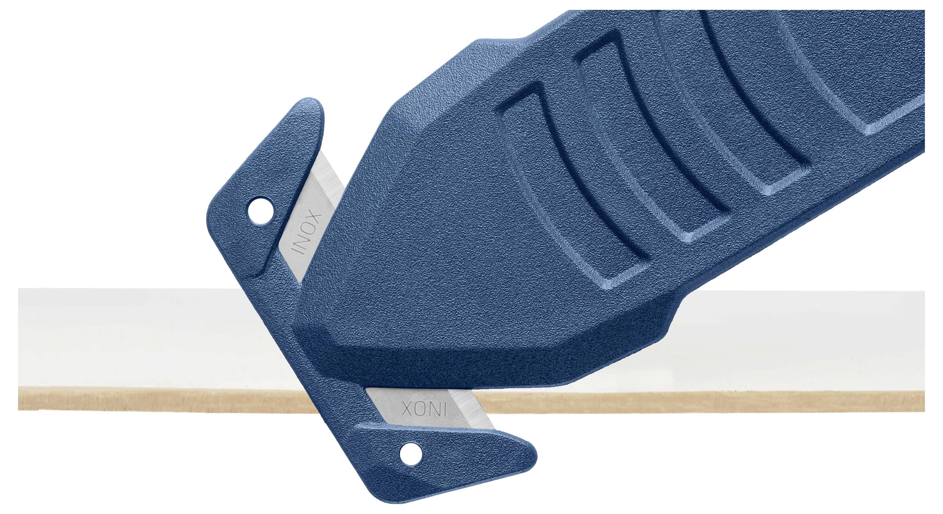 Ein blauer Glasschneider schneidet eine Glasoberfläche in einem Winkel. Die Klinge ist teils sichtbar.