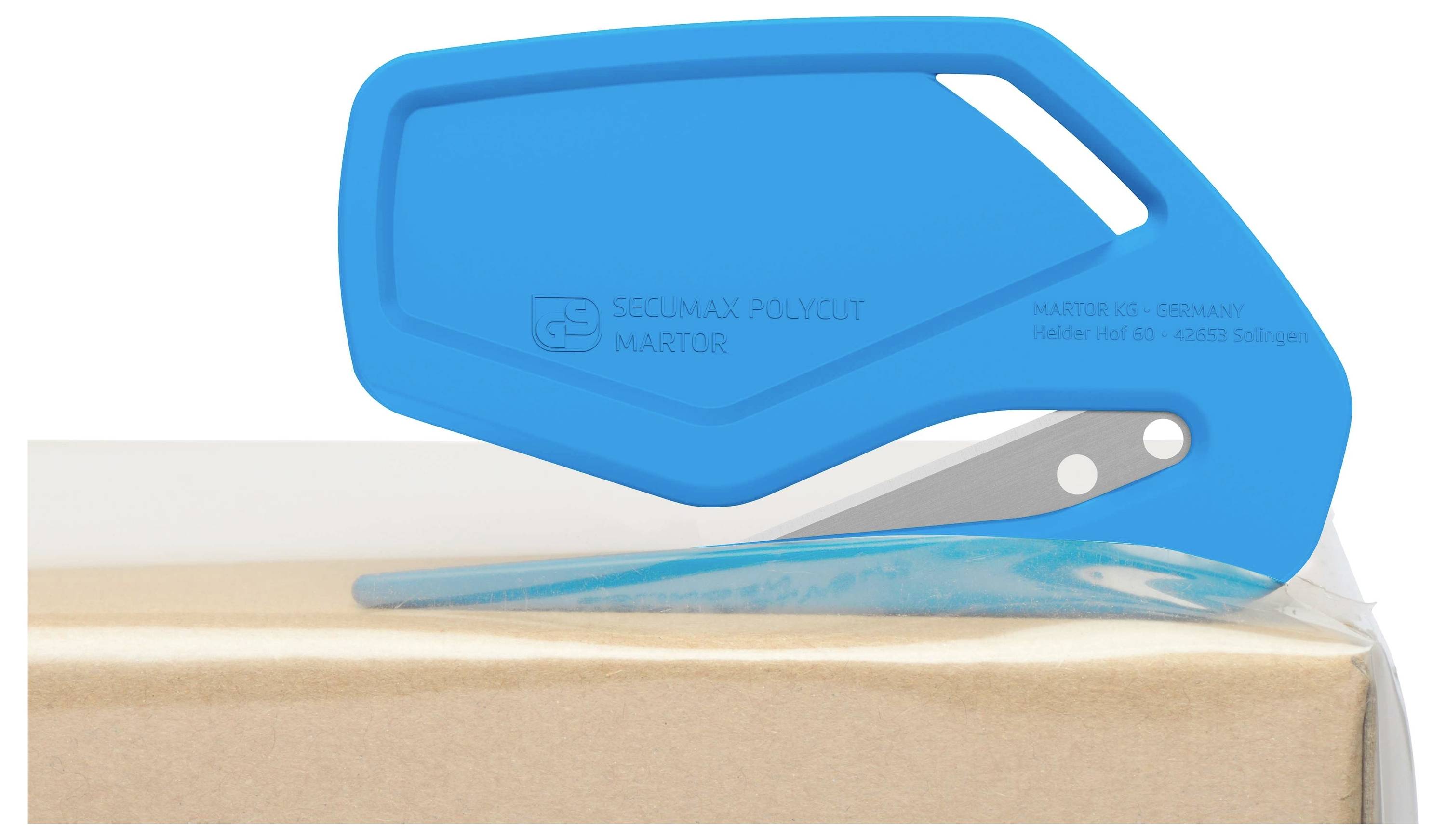 Ein blauer Sicherheitscutter schneidet eine Verpackungsfolie auf einem Karton.