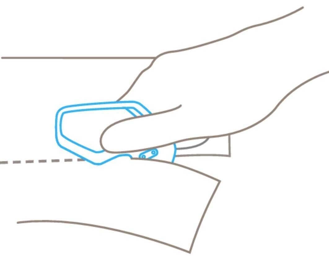 Eine Hand benutzt einen Brieföffner, um einen Umschlag entlang der gepunkteten Linie zu öffnen.