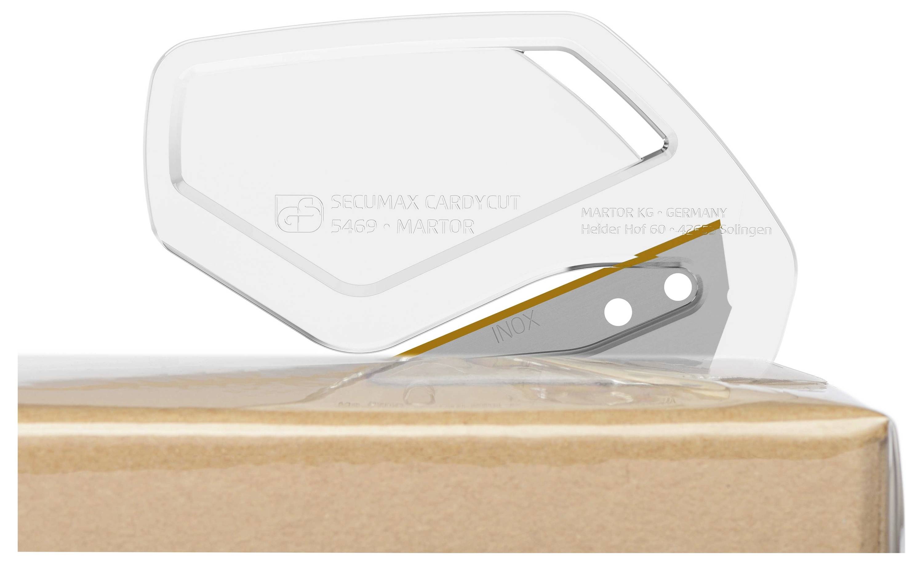 Ein Sicherheitsmesser schneidet eine Kartonverpackung. Das Messer hat eine transparente Schutzabdeckung und eine scharfe Klinge.