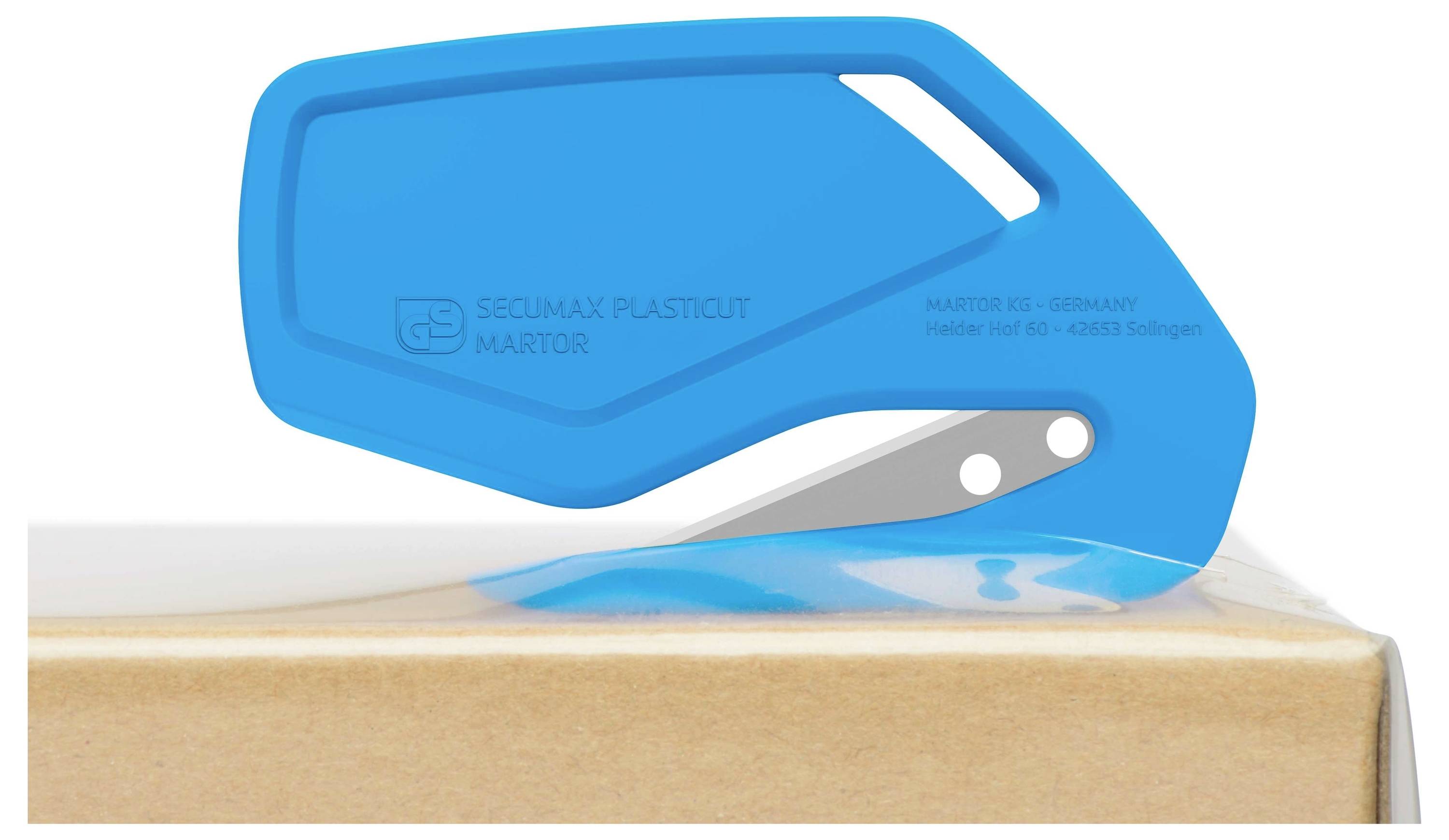 Ein blaues Sicherheitsmesser schneidet leicht durch Klebeband auf einem Karton. Es ist ergonomisch geformt und hat eine kurze Klinge.