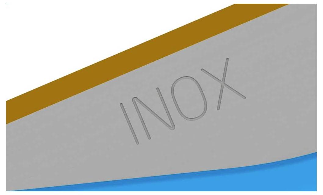 Dreieckige Metallfläche mit der Aufschrift 'INOX', oberer Rand braun, unterer Rand blau.