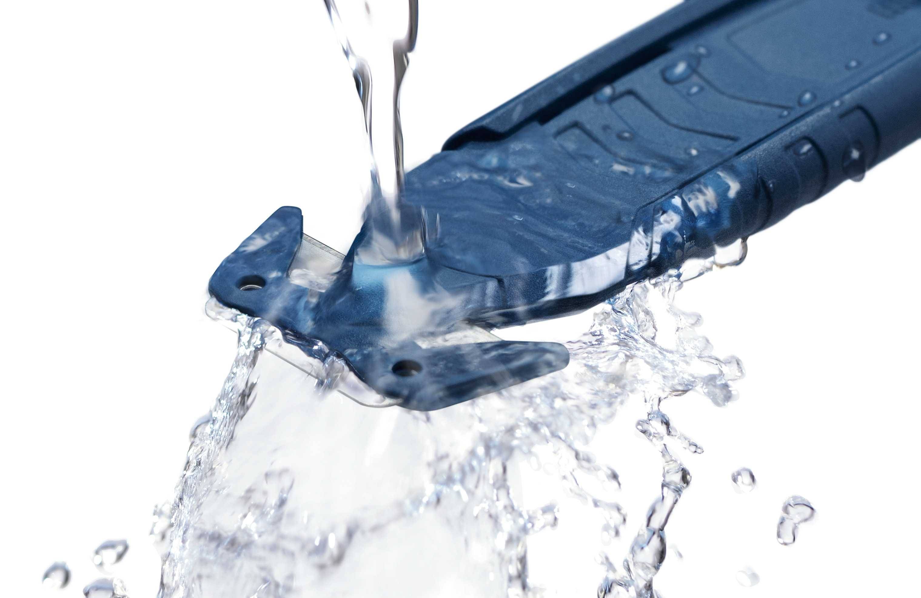 Wasser fließt über eine blaue Klinge, um es zu reinigen; zeigt Bedeutung von Sauberkeit und Pflege von Geräten.