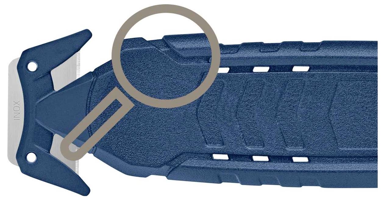 Vergrößerte Ansicht des Klingenschutzes eines blauen Cuttermessers, zeigt detaillierte Struktur und Materialbeschaffenheit.