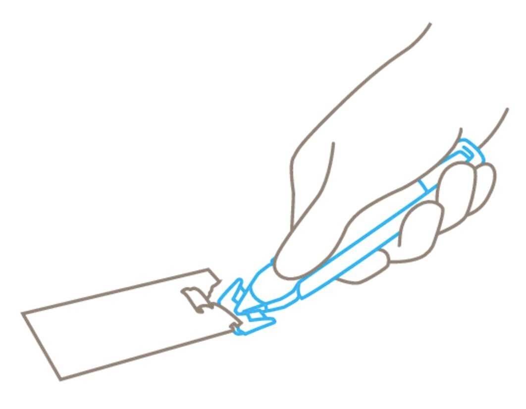 Hand, die einen Cutter benutzt, um eine Linie auf einem Rechteck zu schneiden.