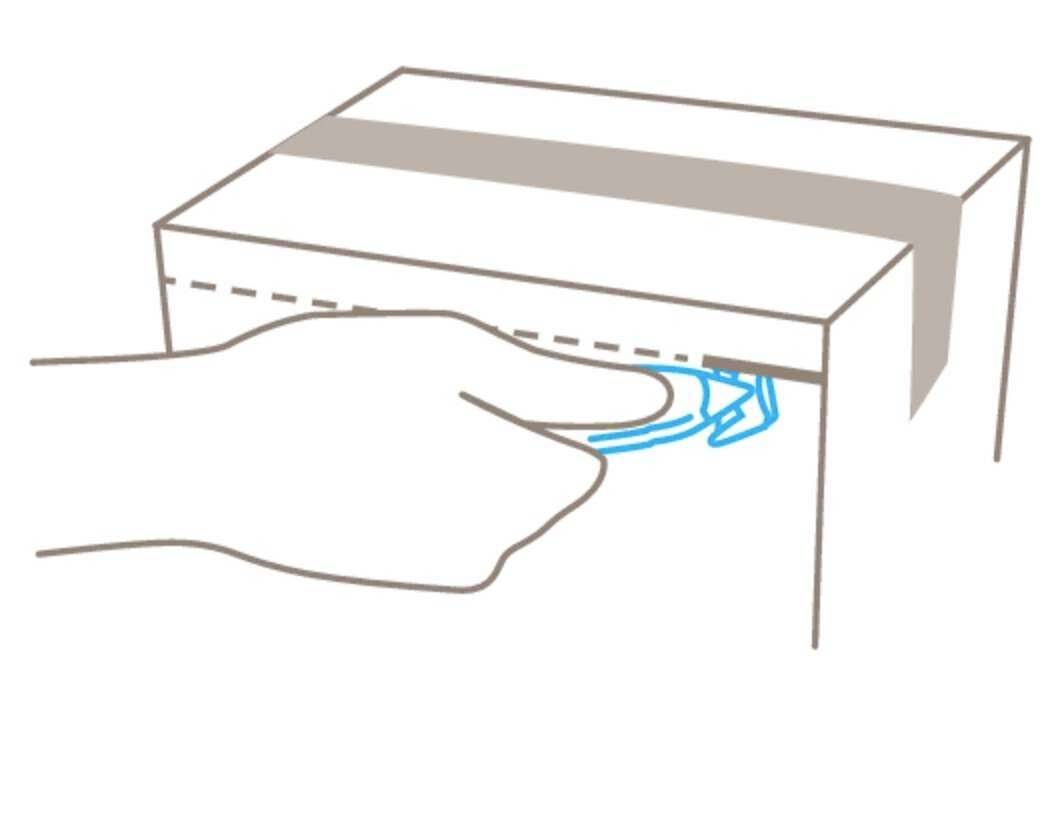 Eine Hand zieht an einem blauen Plastikband zum Öffnen eines Kartons mit Klebestreifen.