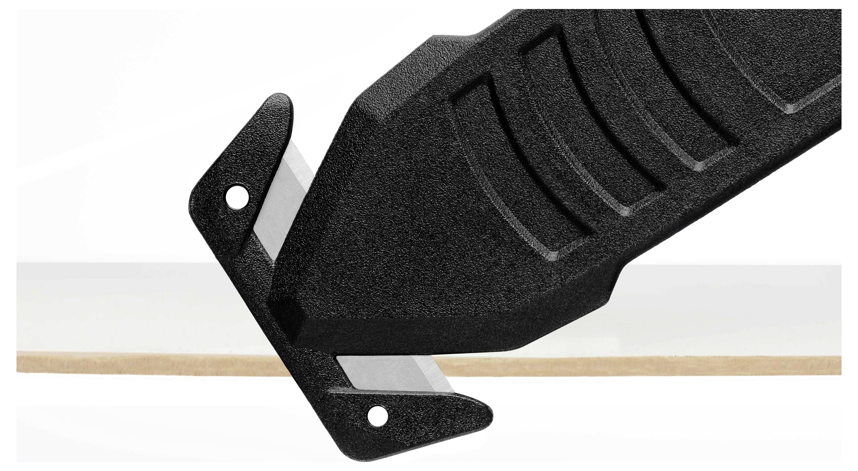 Abgebildet ist eine schwarze Sicherheitsschneidevorrichtung mit zwei Klingen für das sichere Öffnen von Kartons.