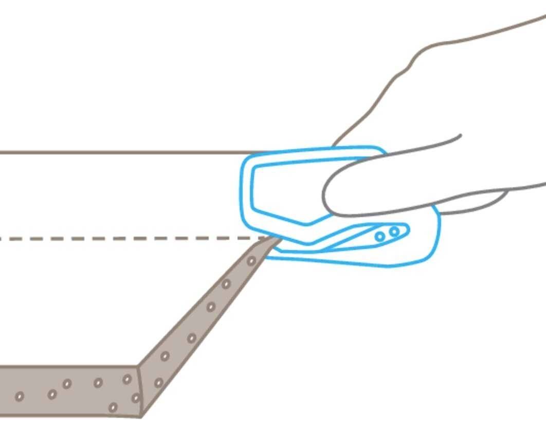 Hand schneidet mit einem Gürtelmesser entlang einer gepunkteten Linie einen Gürtel aus Leder.