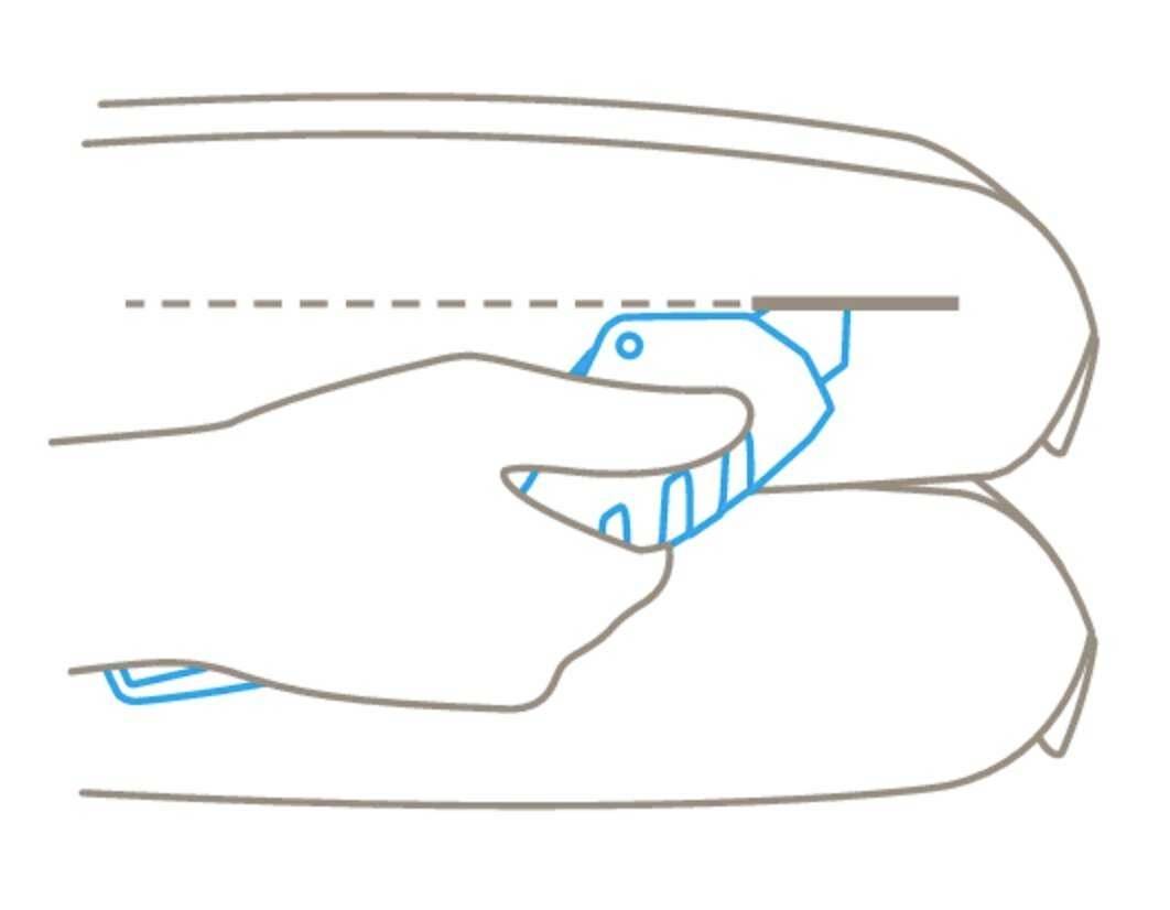 Hand hält ein Messer und schneidet durch einen Verpackungskarton entlang einer gepunkteten Linie.