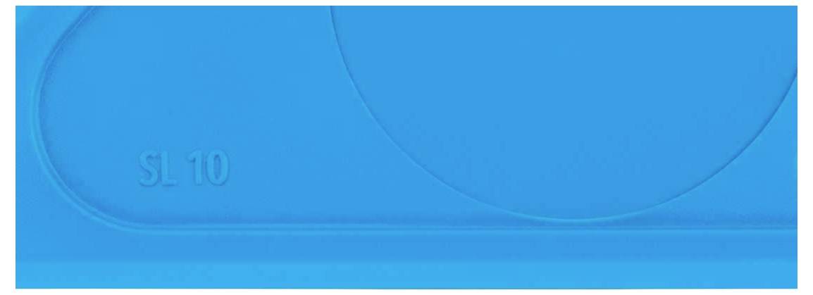 'SL 10' in blauer Farbe auf einem blauen Hintergrund mit geometrischen Formen.