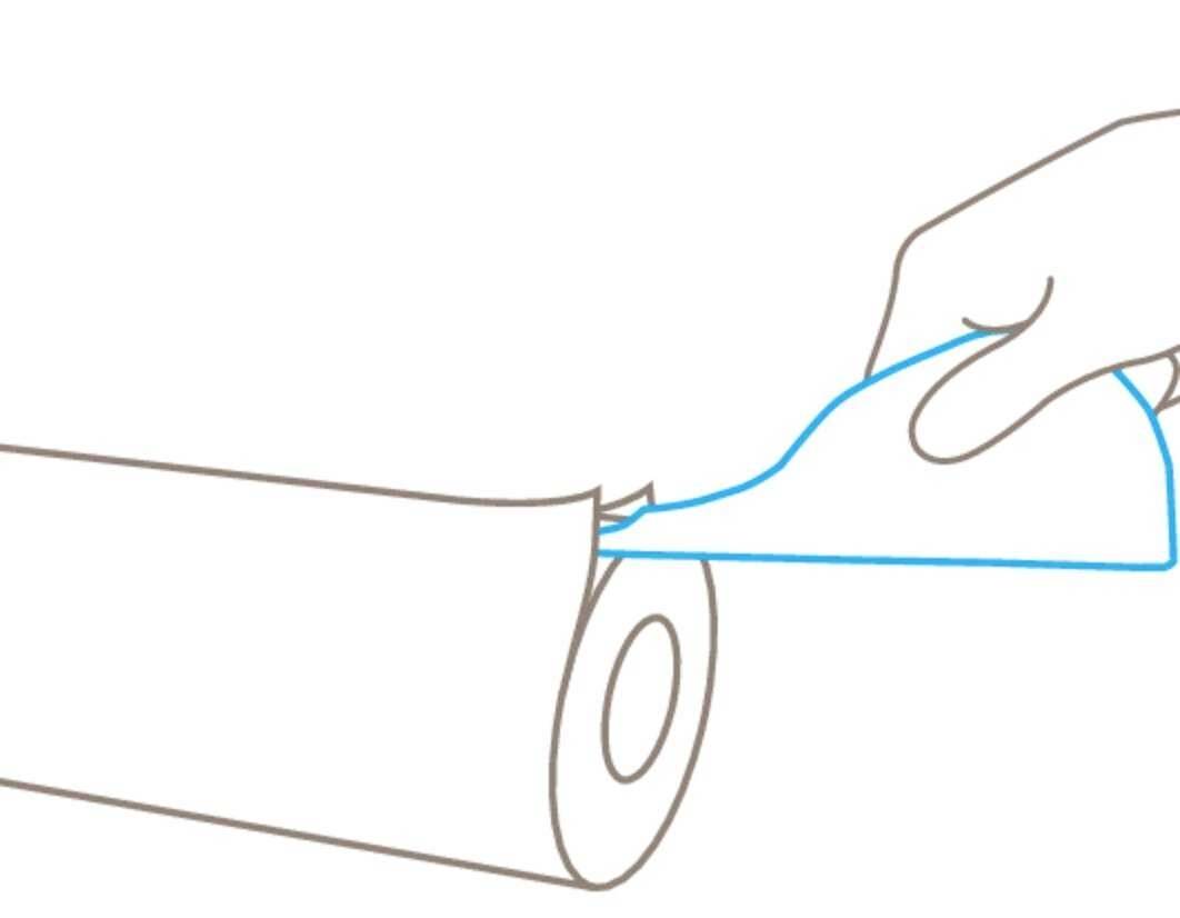 Eine Hand reißt ein einzelnes Blatt von einer Rolle Papierhandtücher ab.