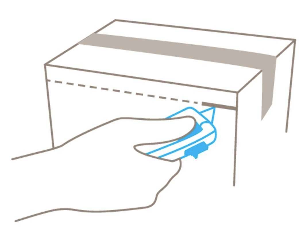 Eine Hand öffnet mit einem blauen Plastikgerät einen Karton entlang der perforierten Linie.