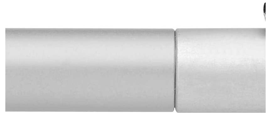 Ein silberner Metallzylinder mit einem kleineren angedockten Abschnitt. Simpel, klare Linien, neutrale Farben.