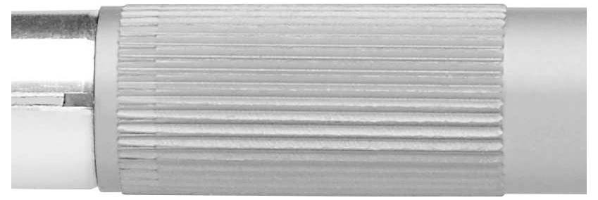 Grauer, gerippter Metallgriff eines Werkzeugs, das für Präzisionsarbeit verwendet werden könnte.