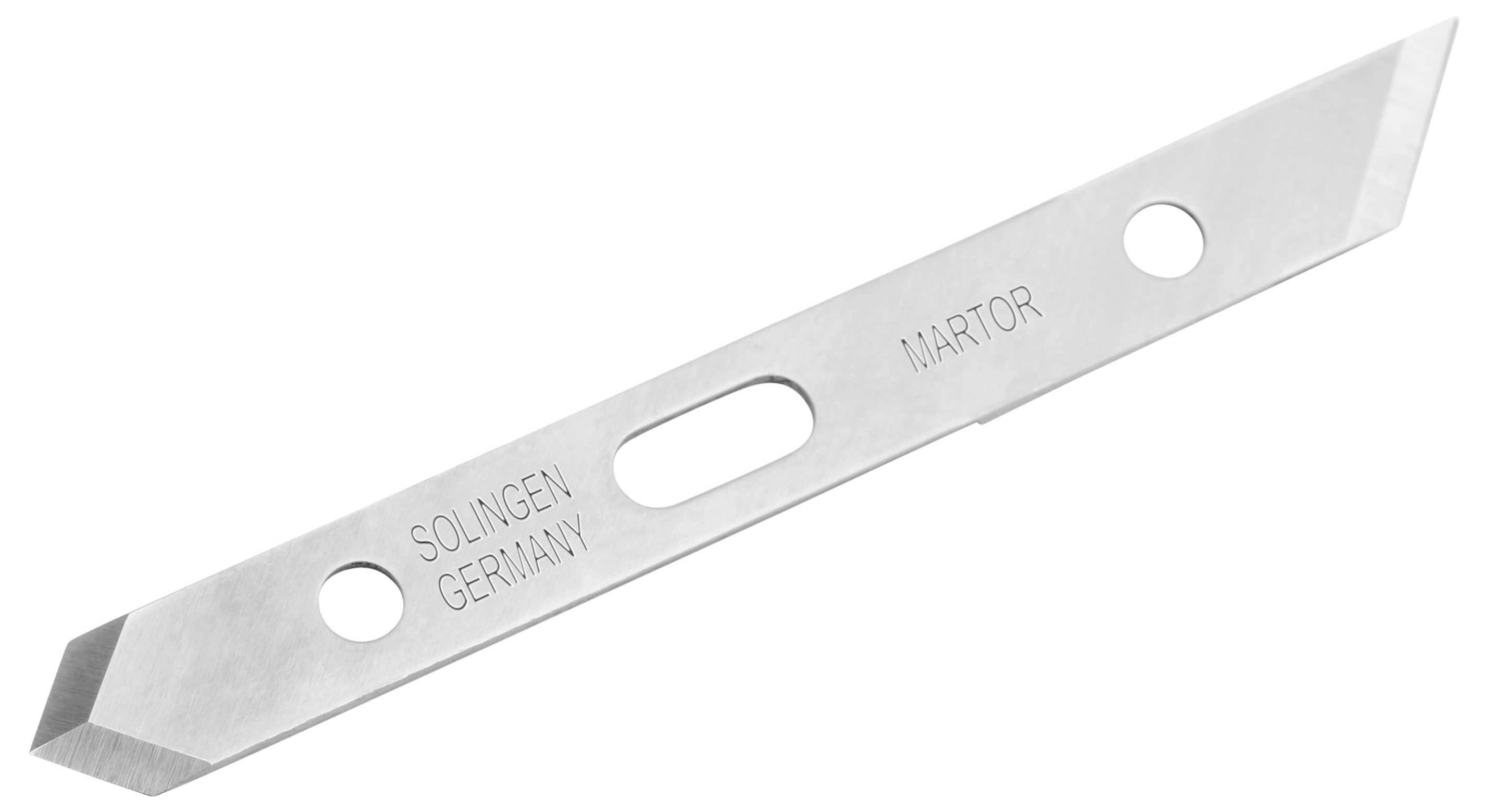Metallklinge mit abgeschrägten Enden und zwei Löchern, auf der 'Solingen Germany' und 'Martor' eingraviert ist.