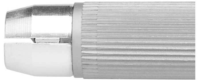 Nahaufnahme eines silbernen Bleistiftspitzers mit geriffelter Oberfläche.