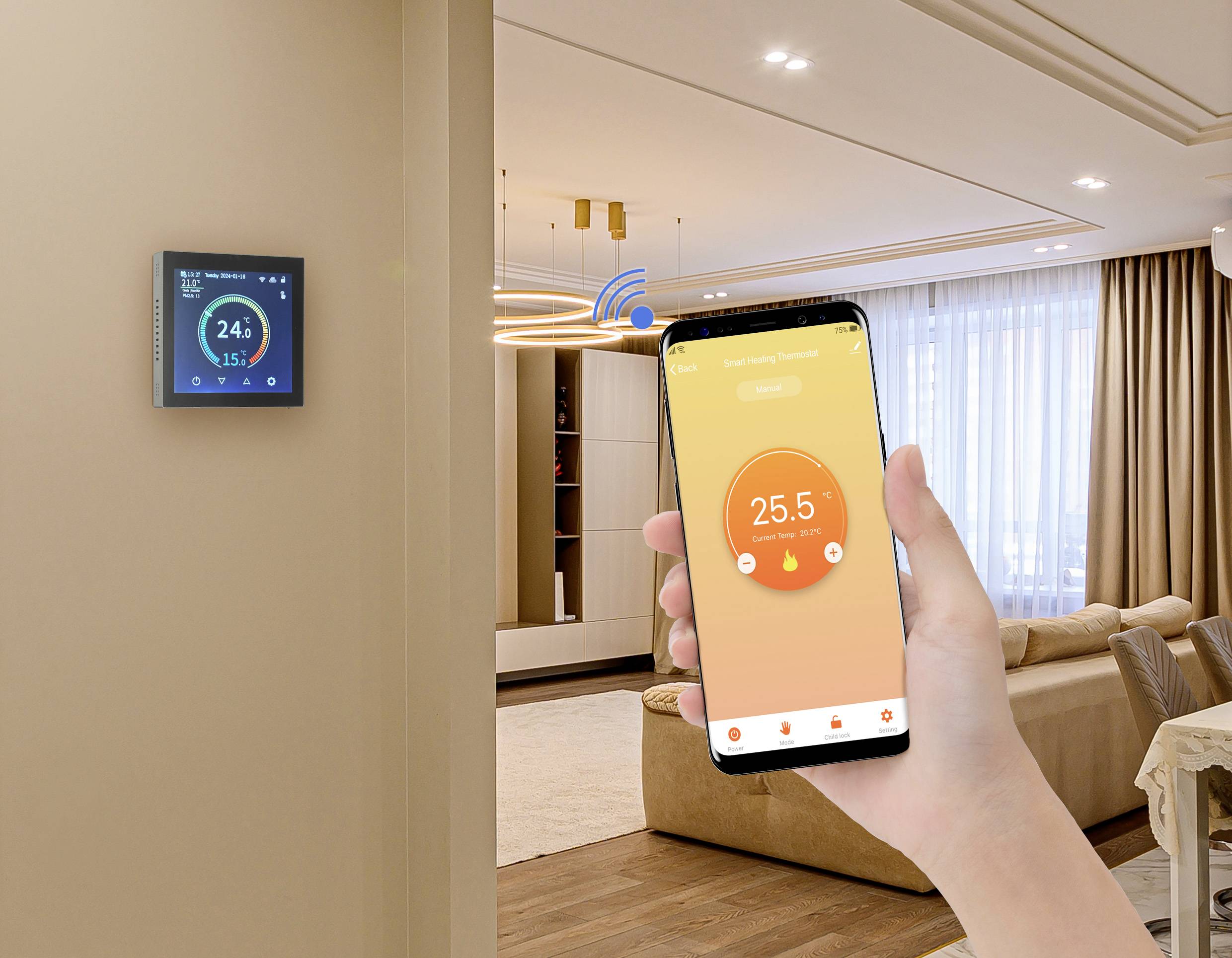 Eine Hand hält ein Smartphone, das die Steuerung eines Raumthermostats zeigt. Der Raum ist modern eingerichtet mit großen Fenstern.