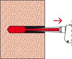 Bohrer dringt in Mauerwerk ein. Bohrer zeigt nach rechts.