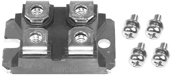 Metallische Komponente mit vier Schraublöchern links und vier separaten Schrauben rechts. Elektronisches Bauteil zur Befestigung.