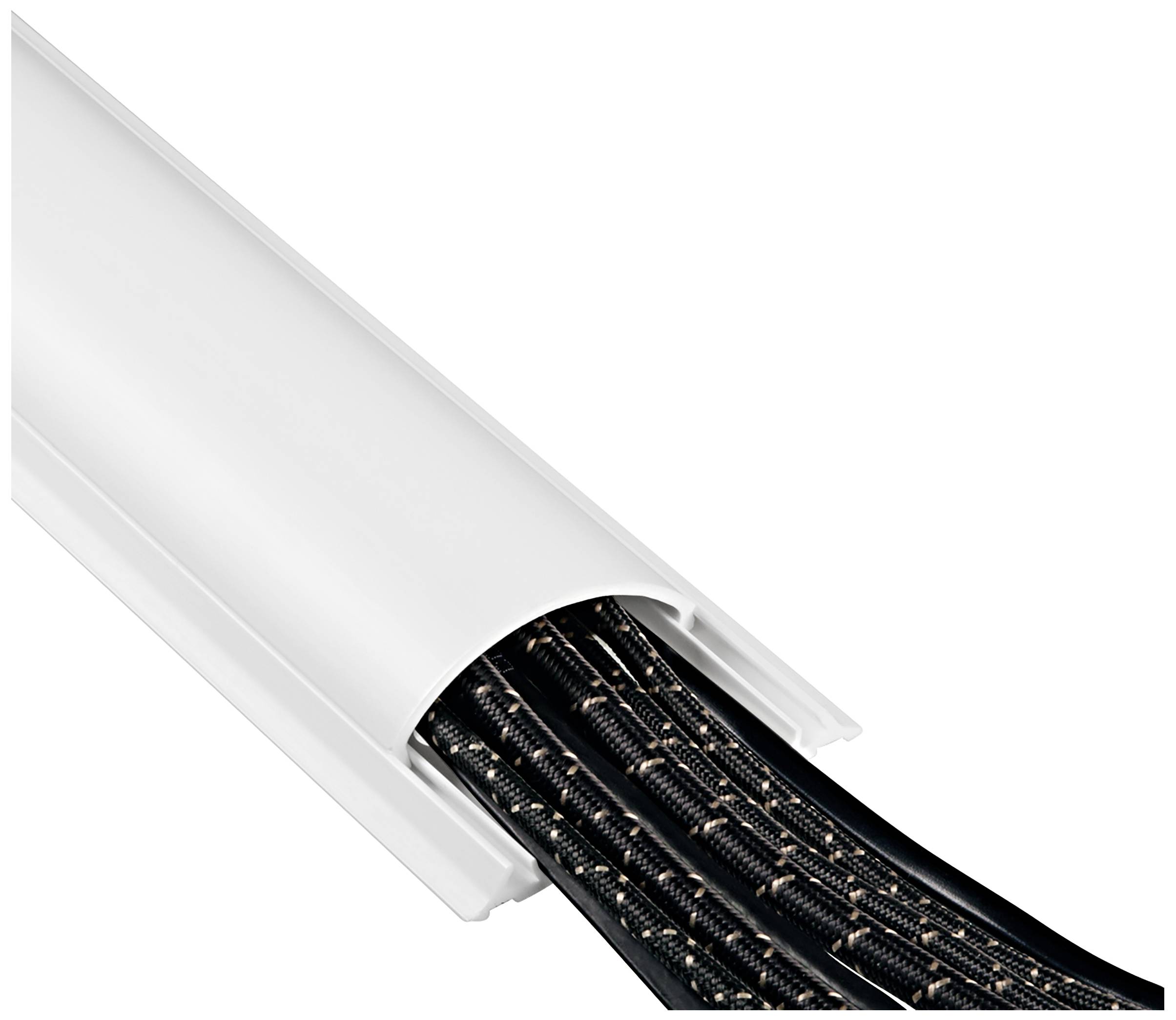 Ein weißer Kabelkanal führt mehrere schwarze Kabel. Der Kanal ist offen und zeigt die geordneten Kabel im Inneren.