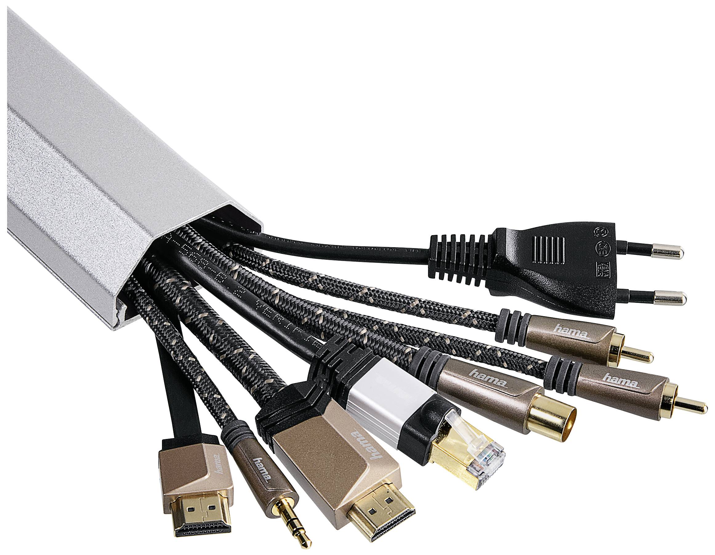 Kabelmanagement-System mit mehreren Kabeln, darunter HDMI, Stromstecker und Audiokabel, die aus einem silbernen Kabelkanal kommen.