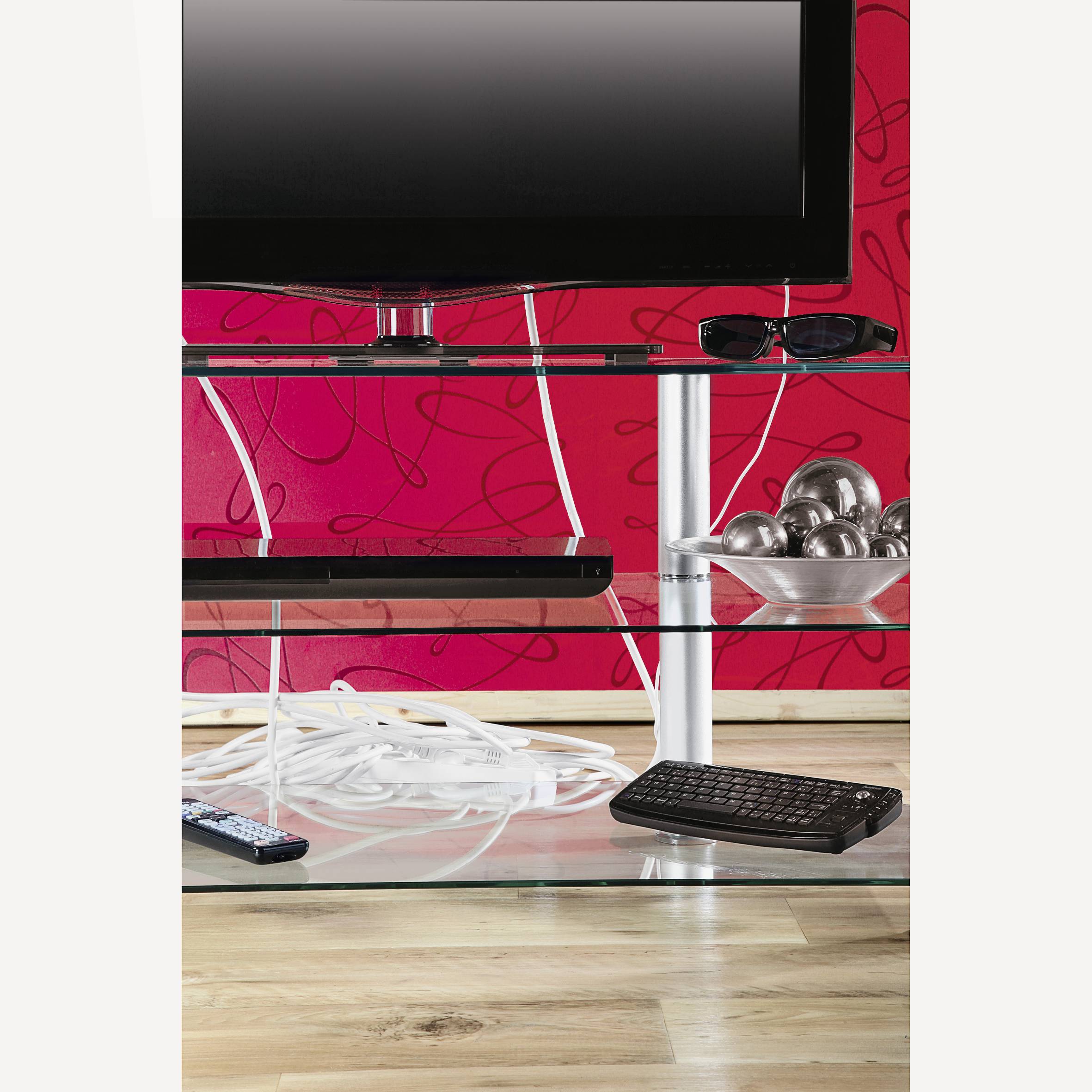 Fernseher auf rotem Regal mit Dekoration. Kabel, Tastatur und Fernbedienung liegen auf dem unteren Regalbrett.