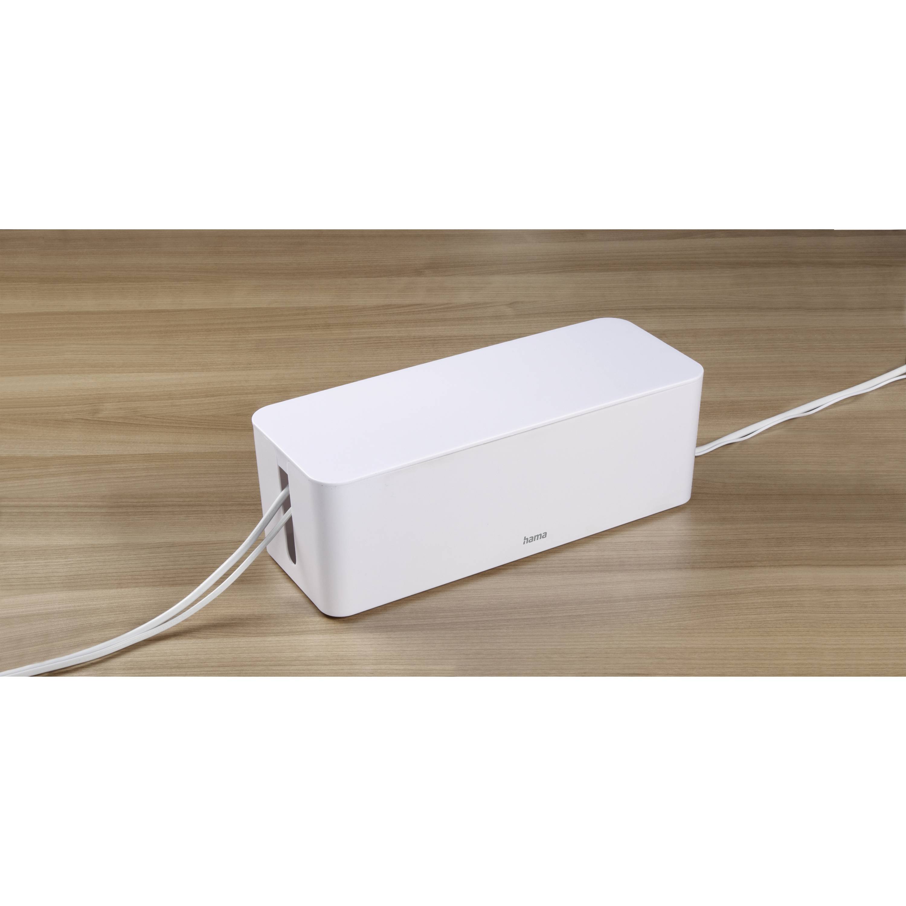 Eine weiße Kabelbox auf einem Holztisch, in die mehrere Kabel geordnet hineinlaufen.