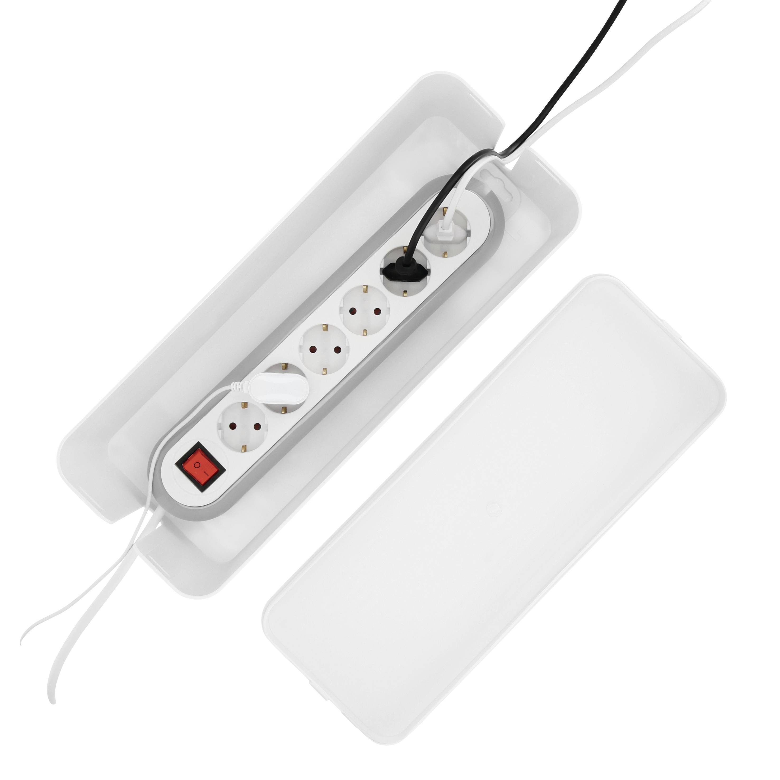 Sechsfach-Steckdosenleiste mit Schutzschalter, zwei eingesteckte Kabel. Anordnung für ordentliches Kabelmanagement.