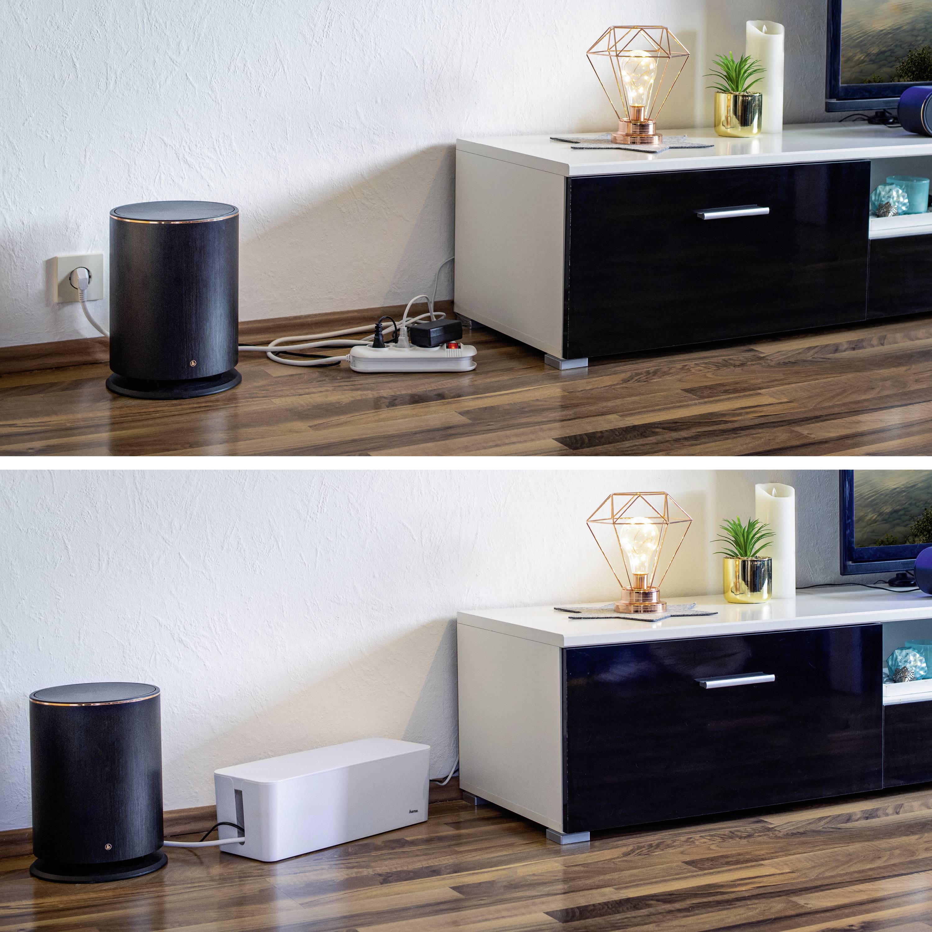 Ein Wohnzimmer mit einem Sideboard. Oben: Ein Luftreiniger ist an eine Steckdosenleiste angeschlossen. Unten: Die Steckdosenleiste ist ausgetauscht gegen einen sauberen Kabelkanal.