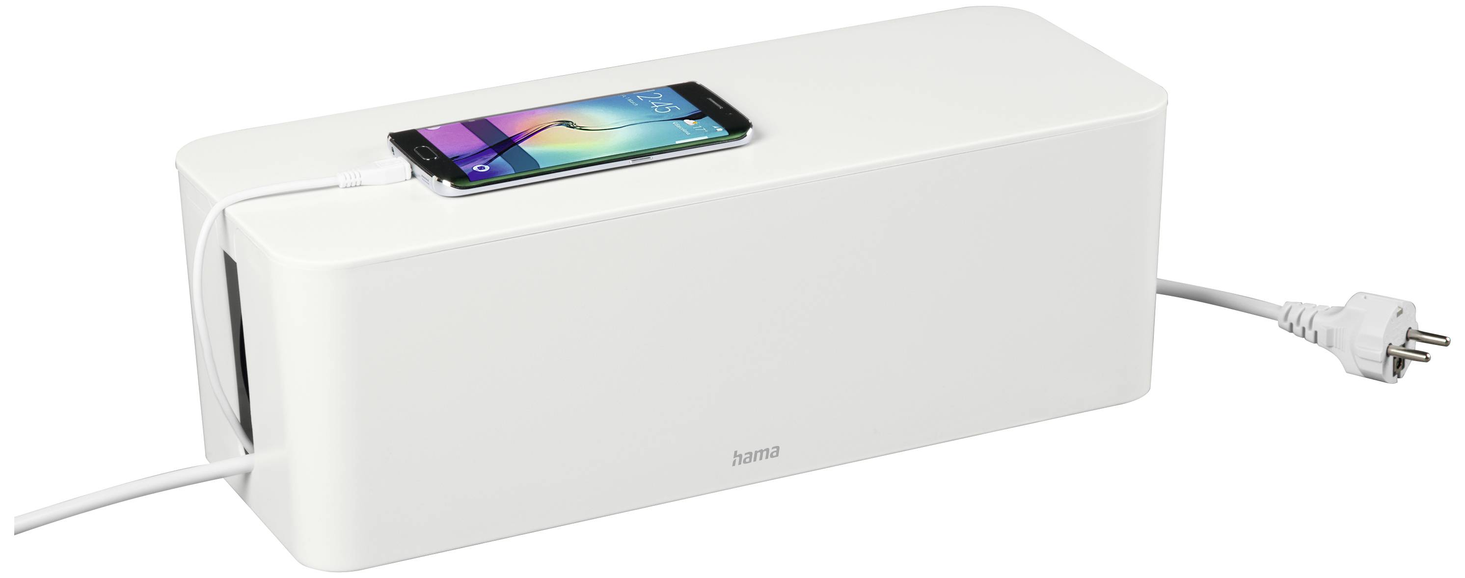 Eine weiße Kabelbox mit einem darauf liegenden Smartphone, das geladen wird. Ein Kabel führt aus der Box zu einer Steckdose.