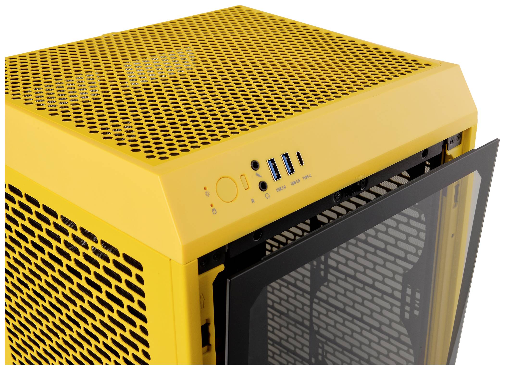 Ein gelbes Computergehäuse mit perforierter Oberfläche, offenen Seitenpanel und sichtbaren USB-Anschlüssen und Einschaltknopf oben.