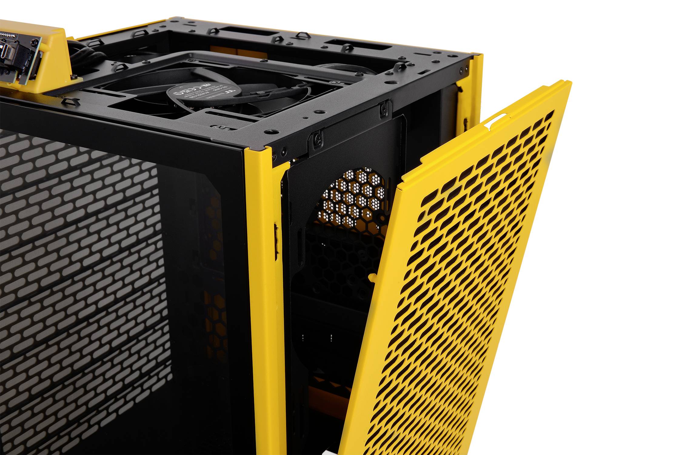 Ein gelbes Computergehäuse mit geöffneter Klappe zeigt Lüfter und Belüftungsgitter, ideal zur Kühlung von PC-Komponenten.