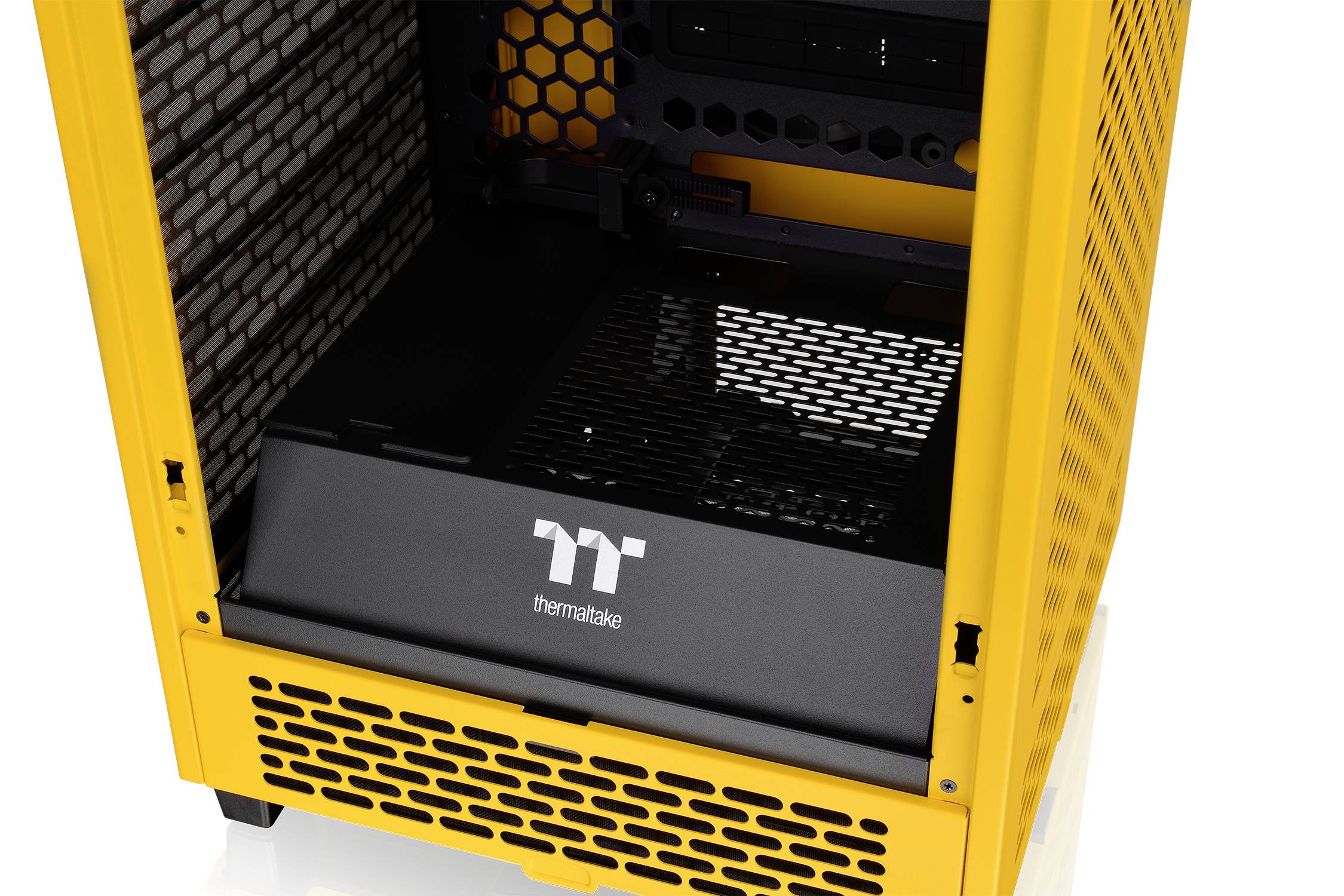 Gelbes Computergehäuse mit offenem Seitenpanel, zeigt den Innenraum mit Lüftungsgittern und Platz für Hardwarekomponenten.