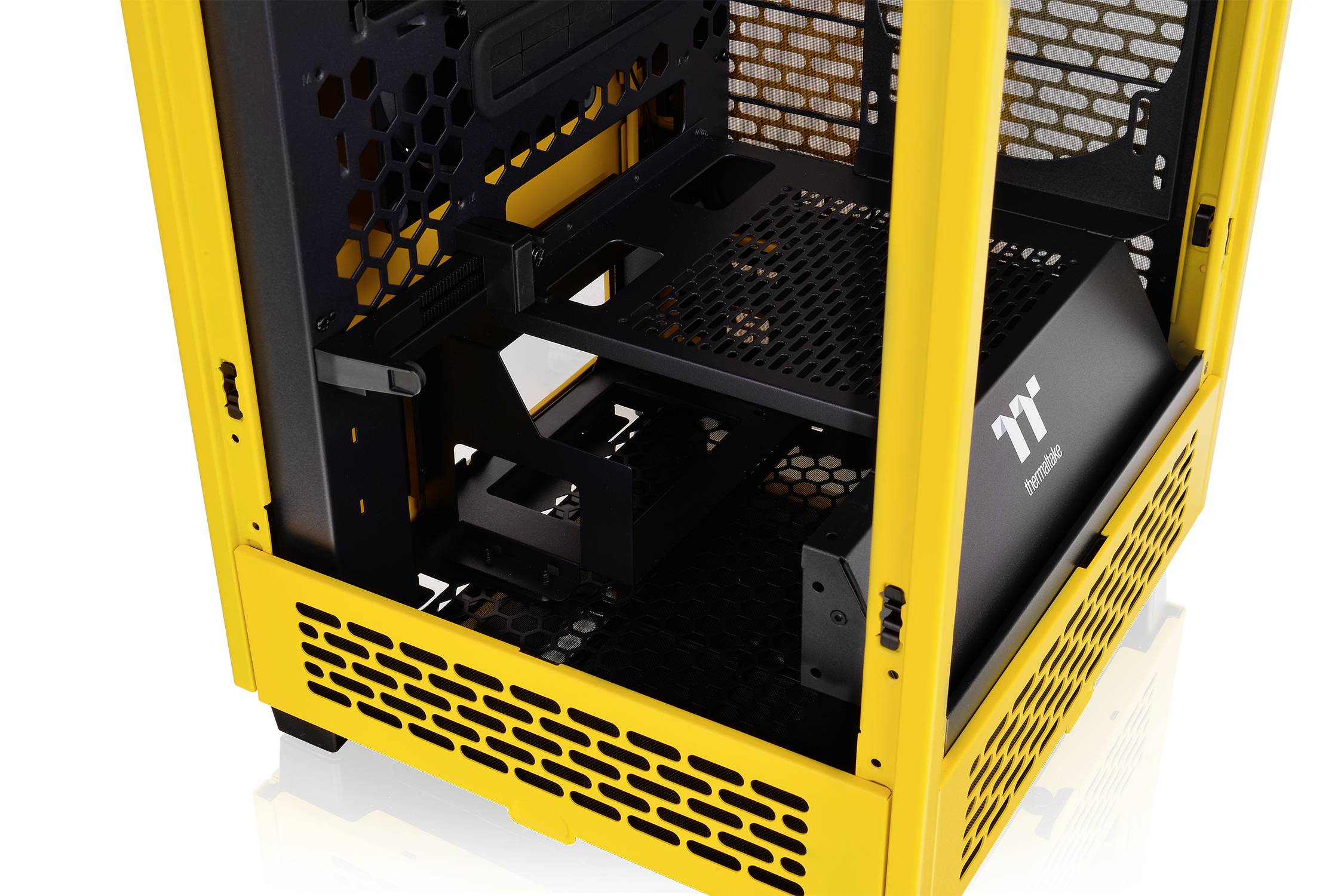 Gaming-PC-Gehäuse mit gelbem Rahmen und schwarzem Innenraum, offene Struktur mit Lüftungsgitter für verbesserte Kühlung.