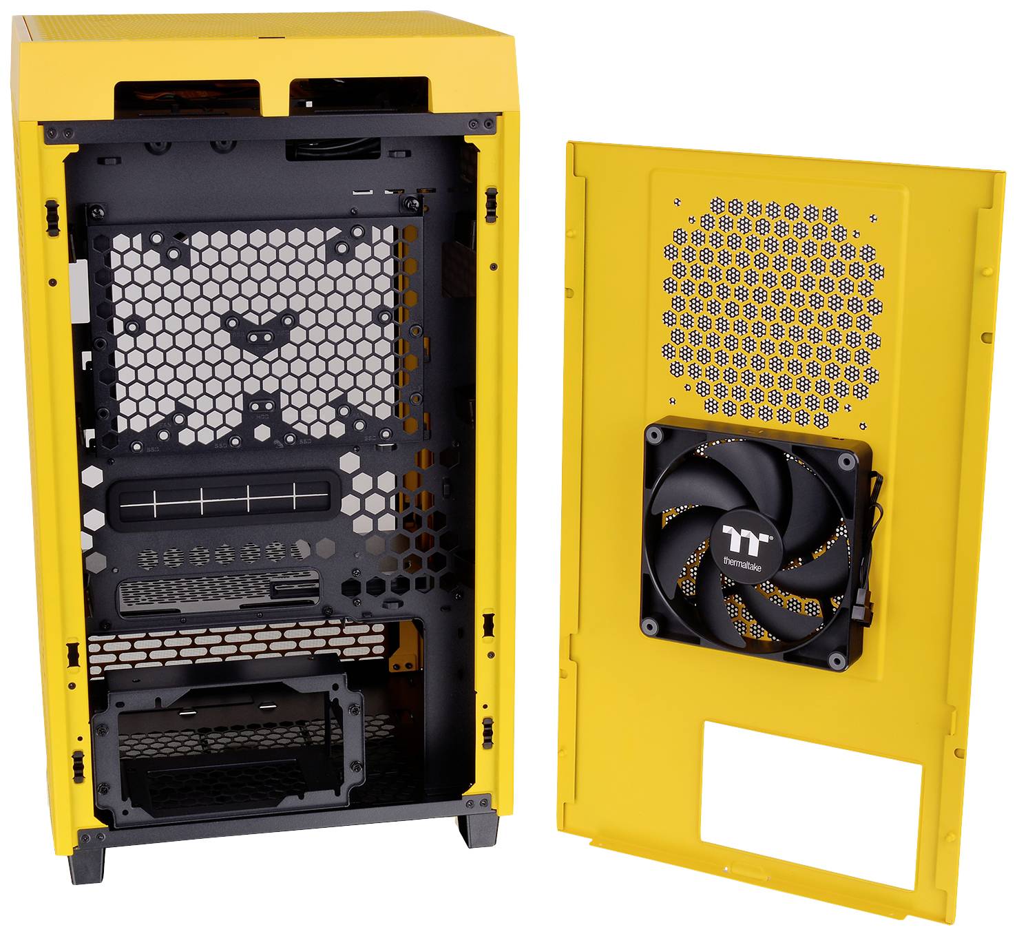 Gehäuse eines Computers ohne Komponenten, mit geöffneter gelber Frontabdeckung. Sichtbar sind Lüfter und Gitterstruktur im Inneren.