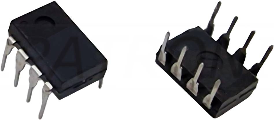 Zwei schwarze integrierte Schaltkreischips mit Metallstiften, aus verschiedenen Winkeln auf weißem Hintergrund dargestellt.