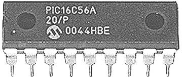 Elektronischer Chip mit der Aufschrift 'PIC16C56A 20/P 0044HBE', zeigt eine Reihe von Anschlüssen unten.