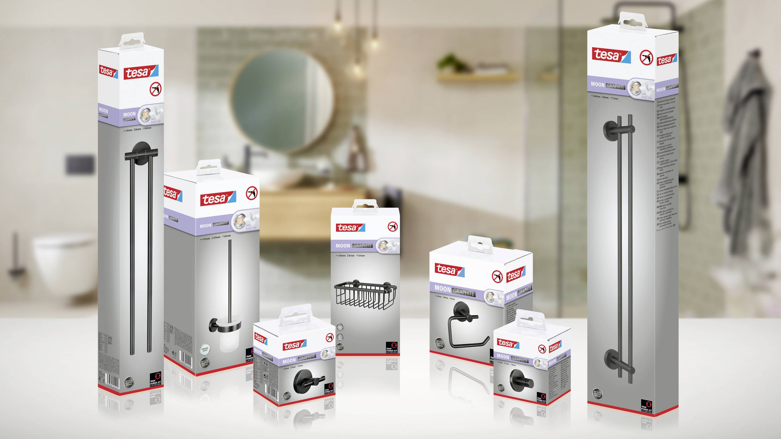 Verschiedene tesa-Produkte für das Badezimmer sind in Verpackungen auf einem Tisch ausgestellt, im Hintergrund ein unscharfes Badezimmer.