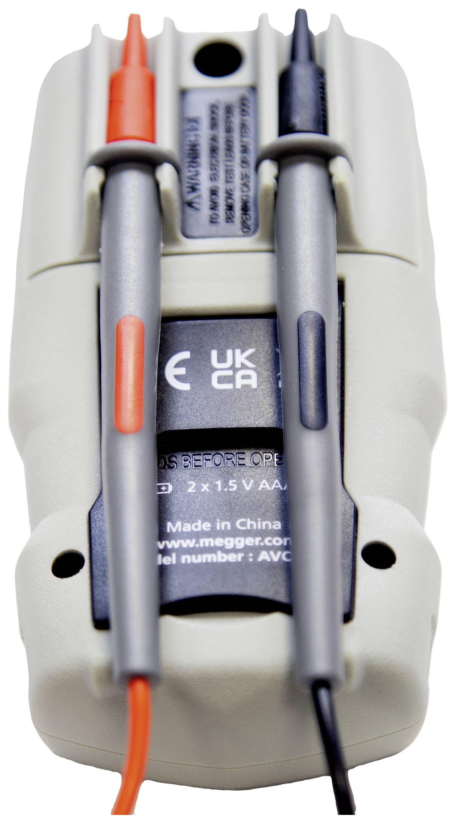 Ein elektrisches Messgerät mit zwei Prüfspitzen, eine rot und eine schwarz. Gerät zeigt Markierungen wie 'UKCA' und 'Made in China'.