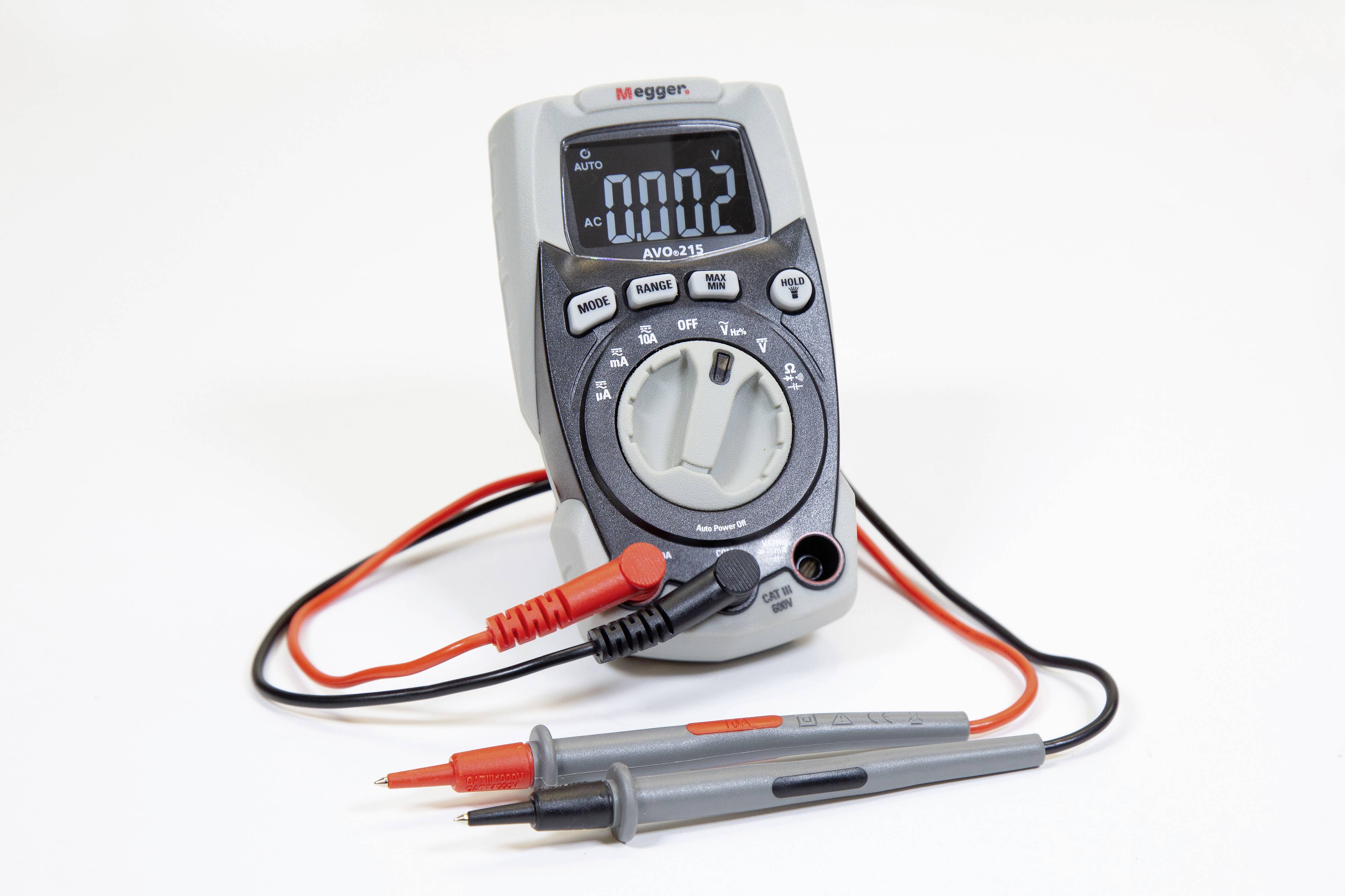 Ein digitales Multimeter zeigt einen AC-Wert von 0,002 auf dem Display an. Es hat schwarze und rote Prüfspitzen, die angeschlossen sind.