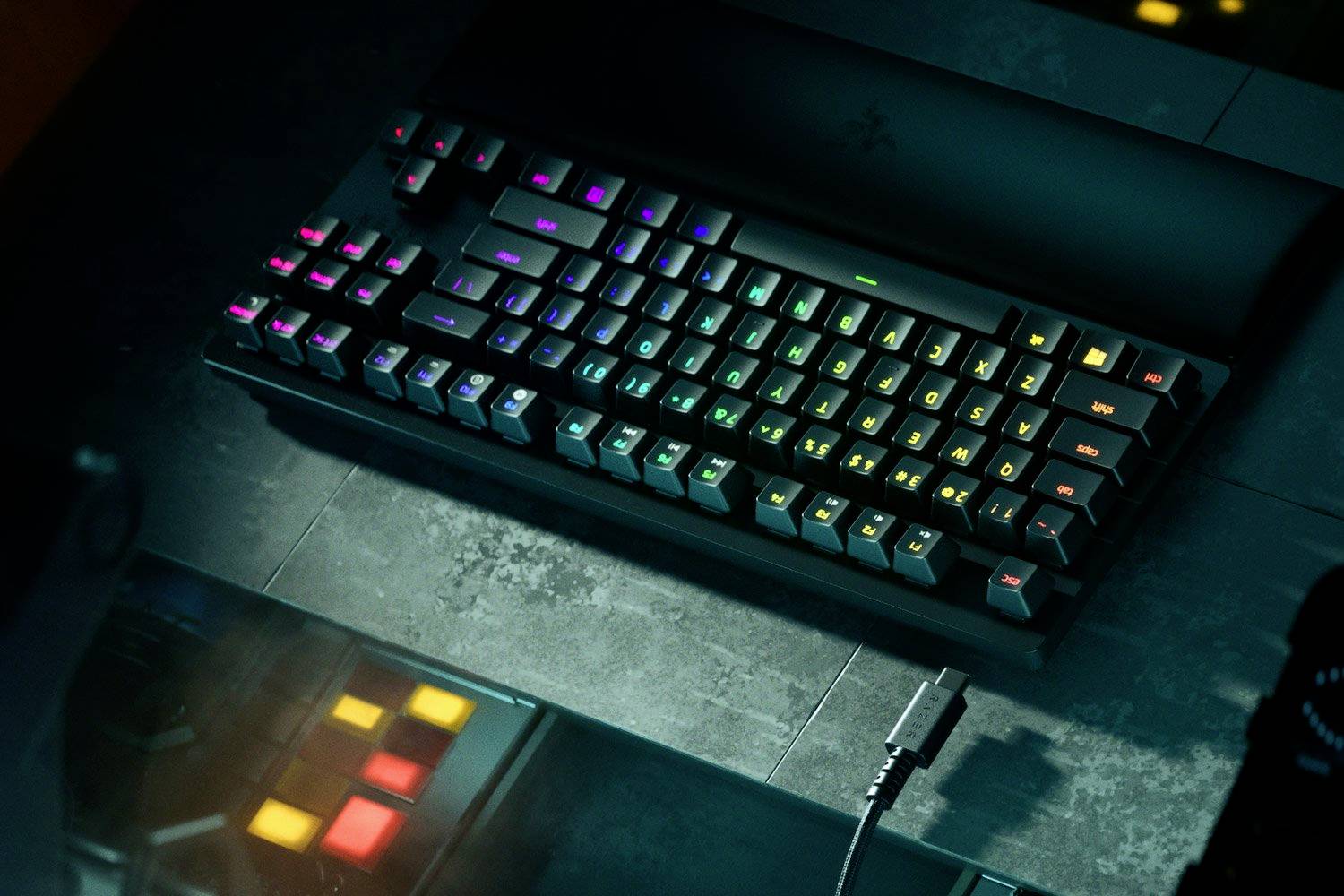 RAZER Huntsman V2 Tenkeyless Kabelgebunden Gaming-Tastatur Deutsch, QWERTZ Schwarz Beleuchtet, Handballenauflage, Abnehmbares Kabel