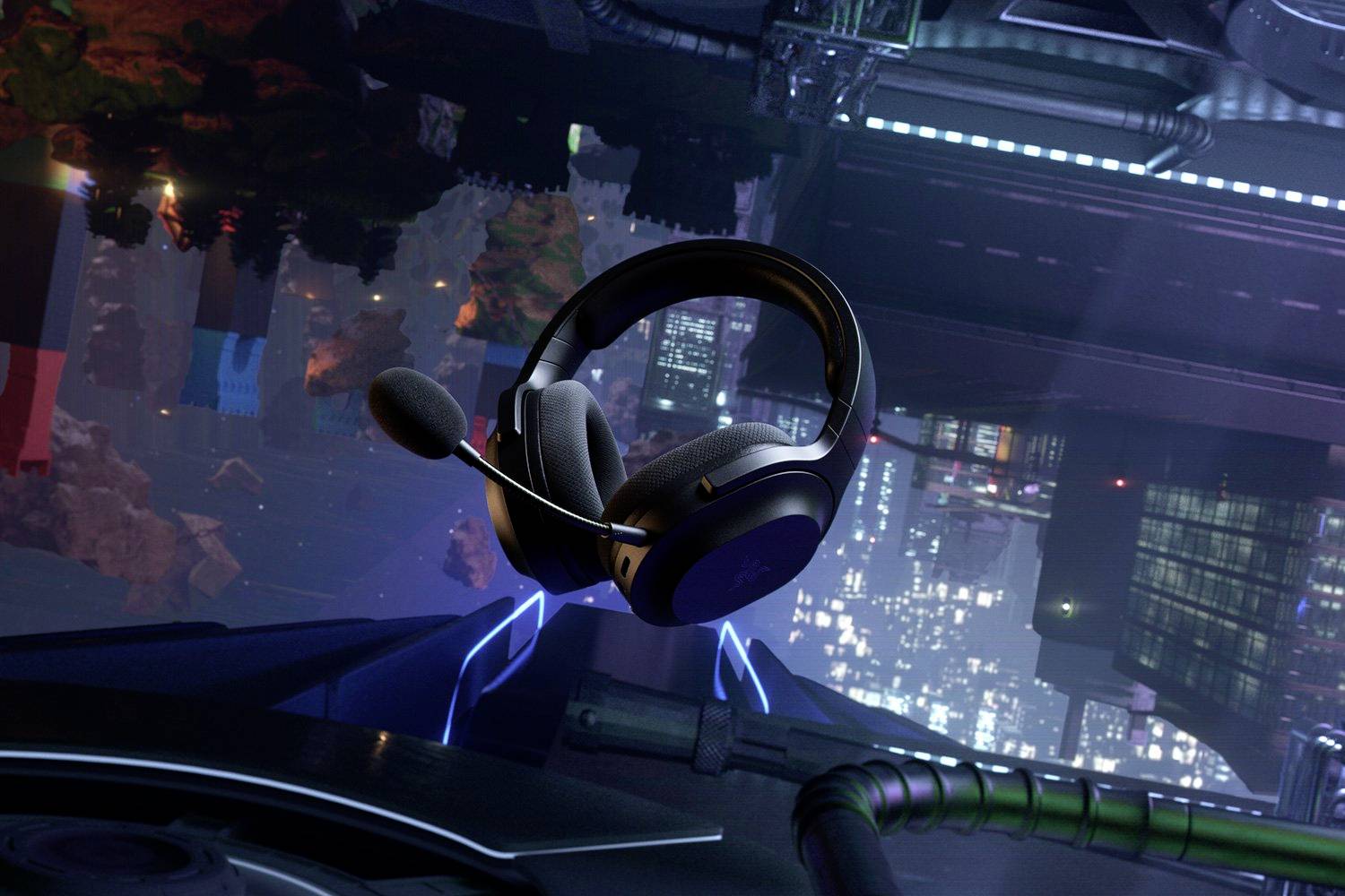 Ein schwarzes Headset schwebt vor einem futuristischen Hintergrund aus Stadtlichtern und nebelverhangenen Strukturen.